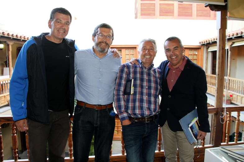El fallecido José Luis González Ruano (segundo por la izquierda) con José Manuel Espiño y Álvaro Monzón, en un acto en la Casa Museo León y Castillo (Foto TA)